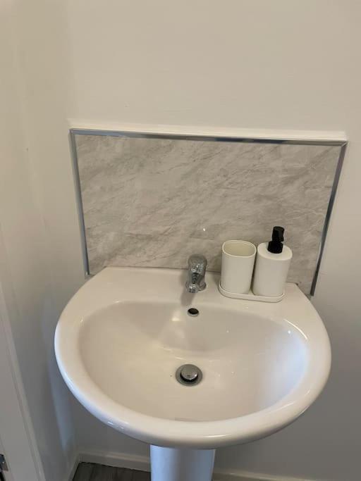 Lovely 1 Bedroom Studio Apartment - Мертир-Тидвилл Экстерьер фото